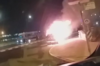  فيديو: فجر اليوم - احتراق مركبة في مدخل مدينة اللد 